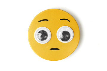 Fototapeta premium Żółte emotikony wyrażające emocje na białym tle