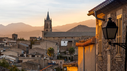 Llubi pueblo rural en Mallorca iglesia paisaje en puesta de sol, golden hour