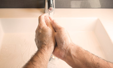 lavar manos en lavabo con agua y jabón  