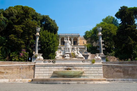 Fuente en la Palza del Popolo, con estatuas de la diosa Roma flanqueada por  Tiber y Aniene, y la loba capitolina en Roma Italia