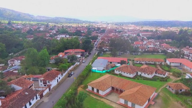 Pueblo Antiguo de templos, Monasterios, Casas blancas con techos de tejas de barro