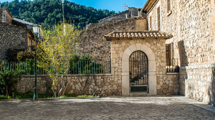 Puerta de piedra en Mancor de la Vall, Mallorca. Pueblo rural y tradicional 