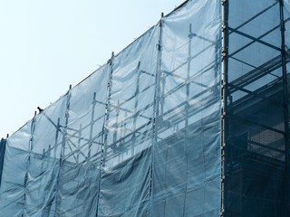 青いシートで覆われた建設中の建物