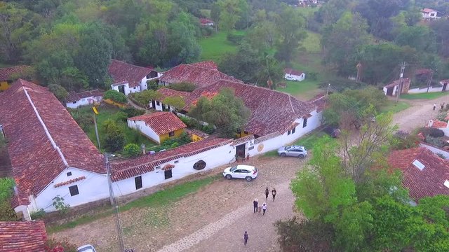 Pueblo Antiguo de templos, Monasterios, Casas blancas con techos de tejas de barro