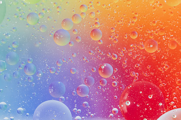 Arrière plan abstrait bulles - Huile dans de l'eau sur un fond flou multicolore