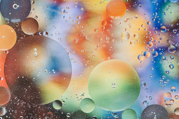 Arrière plan abstrait bulles - Huile dans de l'eau sur un fond flou multicolore