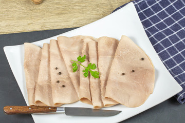 tranches de jambon sans nitrite dans une assiette