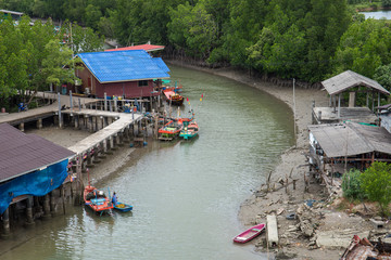 Obraz premium Fishing boats in sea and mangrove forest of Thailand