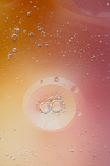 Fond de bulles abstraites - huile dans l'eau sur un arrière-plan flou dans des tons pastels