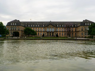 Das Neue Schloss in Stuttgart vom Schlossgarten aus gesehen