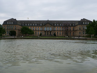 Fototapeta na wymiar Das Neue Schloss in Stuttgart vom Schlossgarten aus gesehen