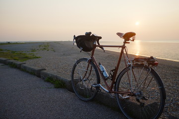 Obraz premium Bicycle and sunset
