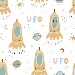 Kindisches nahtloses Muster mit Außerirdischen, Ufo im Kosmos. Perfekt für Kinderbekleidung, Stoff, Textilien, Kinderzimmerdekoration, Geschenkpapier