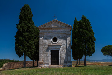 Kaplica z cyprysami Santa Maria di Vitaleta - Toskania, Włochy - obrazy, fototapety, plakaty