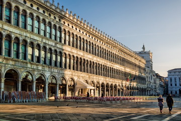 venedig, italien - kontaktsperre auf der piazza di san marco - obrazy, fototapety, plakaty