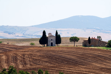 Krajobraz Toskanii z Kaplicą i cyprysami - Włochy - obrazy, fototapety, plakaty