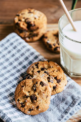 Cookies fait maison avec un verre de lait