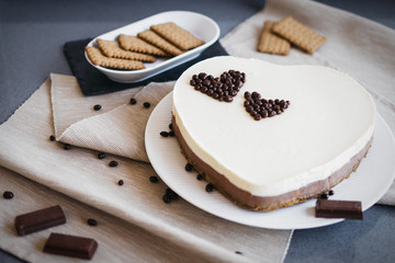Tarta de chocolate blanco y chocolate con leche para pastelería en meriendas y desayunos con galletas