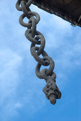 chain made of single stone is hanging at the corner of a building located inside varadharaja swamy temple in kanjipuram, tamilnadu, india.