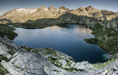 Paisaje de las montañas de los pirineos y lago alpino del parque nacional de Aiguestortes i Estany...
