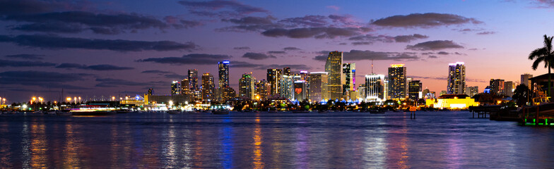 Obraz premium Panoramę panoramę miasta Miami z miejskich drapaczy chmur nad morzem z odbiciem. Panoramę miasta Miami na Florydzie z nocnego nieba.