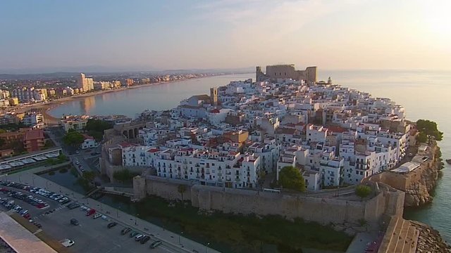 V&iacute;deo de Drone del Puerto de Pen&iacute;scola, un pueblecito en el mar Mediterr&aacute;neo. Espa&ntilde;a / Drone video of the Port of Pen&iacute;scola, a small town in the Mediterranean Sea. Spain 