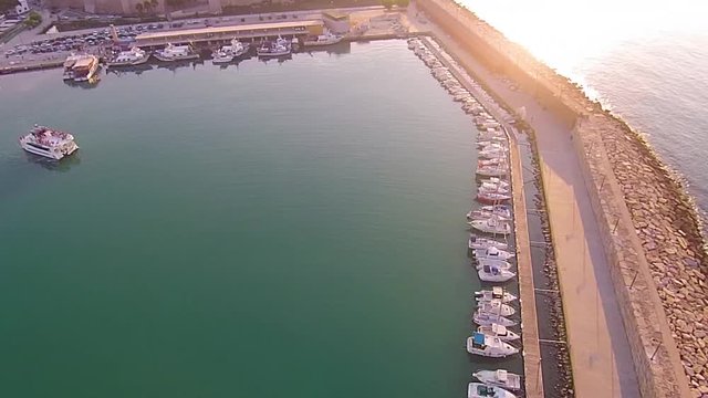 V&iacute;deo de Drone del Puerto de Pen&iacute;scola, un pueblecito en el mar Mediterr&aacute;neo. Espa&ntilde;a / Drone video of the Port of Pen&iacute;scola, a small town in the Mediterranean Sea. Spain 
