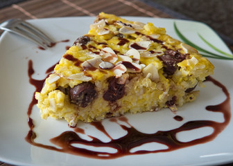 Milchreis Auflauf mit Kirschen, Dessert, Nachtisch oder Mittagessen, Produktbild