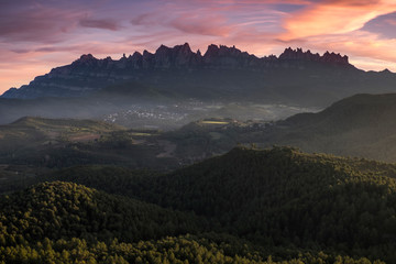Paisaje de la montaña del parque natural de Montserrat al atardecer (Cataluña, España).