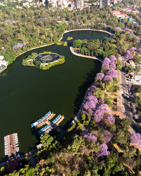 Viste a&eacute;rea panor&aacute;mica sobre el lago de Chapultepec sin gente a causa del confinamiento por el coronavirus.