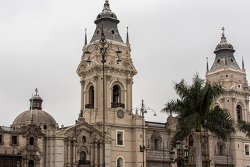 Fototapeta premium Admiring the beautiful architecture of Lima