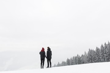 Obraz premium man and woman in winter forest
