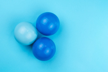 pelotas en fondo azul,juguete que rebota