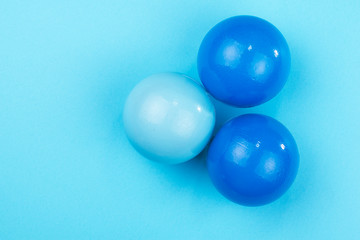 pelotas en fondo azul,juguete que rebota