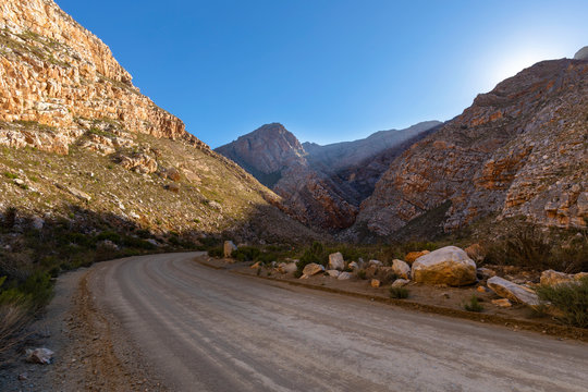 Gravel road enter Seweweeks poort