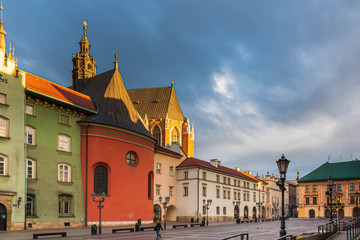 Kolorowe, zabytkowe kamienice w centrum miasta. Rymek z kamienicami, brak ludzi o poranku - obrazy, fototapety, plakaty