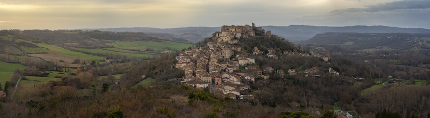 Fototapeta na wymiar Panoramic view of the medieval town of Cordes-sur-Ciel, France