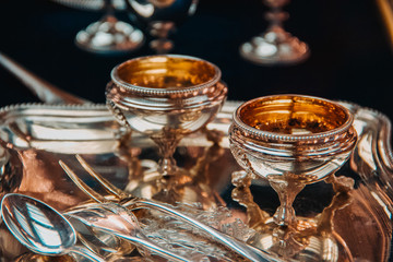 2 silver bowls. 2 glasses for wine.