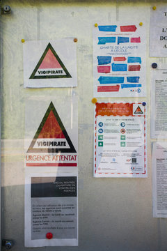 Tableau affichage &eacute;tablissement scolaire fran&ccedil;ais Vigipirate, consignes de s&eacute;curit&eacute;