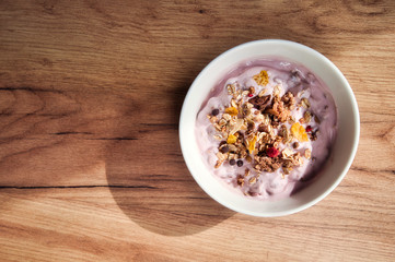 Leckeres Bio Müsli Frühstück mit knusprigen Schokolade Flocken und gesunden Haferflocken
