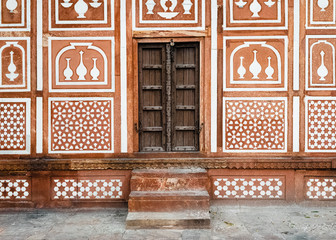 Porte en bois de l'une des faqçade du Baby Taj en Inde