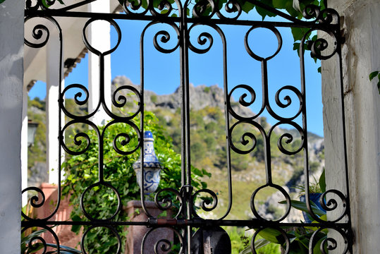 naturaleza tras la reja monta&ntilde;a y plantas detr&aacute;s de la reja Grazalema Andaluc&iacute;a Espa&ntilde;a	
