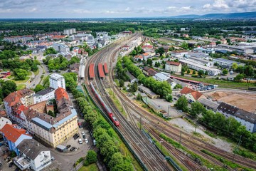Der Bahnhof in Rastatt mit ausfahrendem Zug
