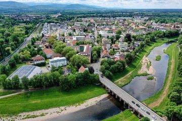 Luftbild, Br&uuml;cke &uuml;ber einem Fluss f&uuml;hrt zu einem urbanen Stadtteil.