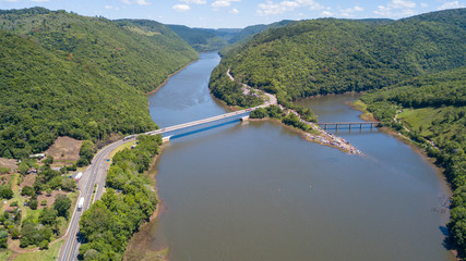 Obraz premium Aerial view of the Pelotas River bridge with its green mountains. Border between Rio Grande do Sul and Santa Catarina, Brazil