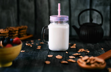 Milk with cereals and red fruits