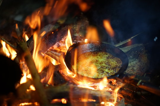 Kartoffelpuffer auf offenem Feuer
