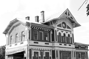 Черно-белая фотография с старым домом.