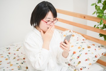 スマホを使う女性