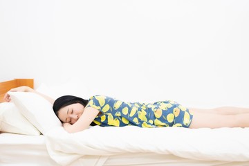 ベッドに寝転ぶ女性